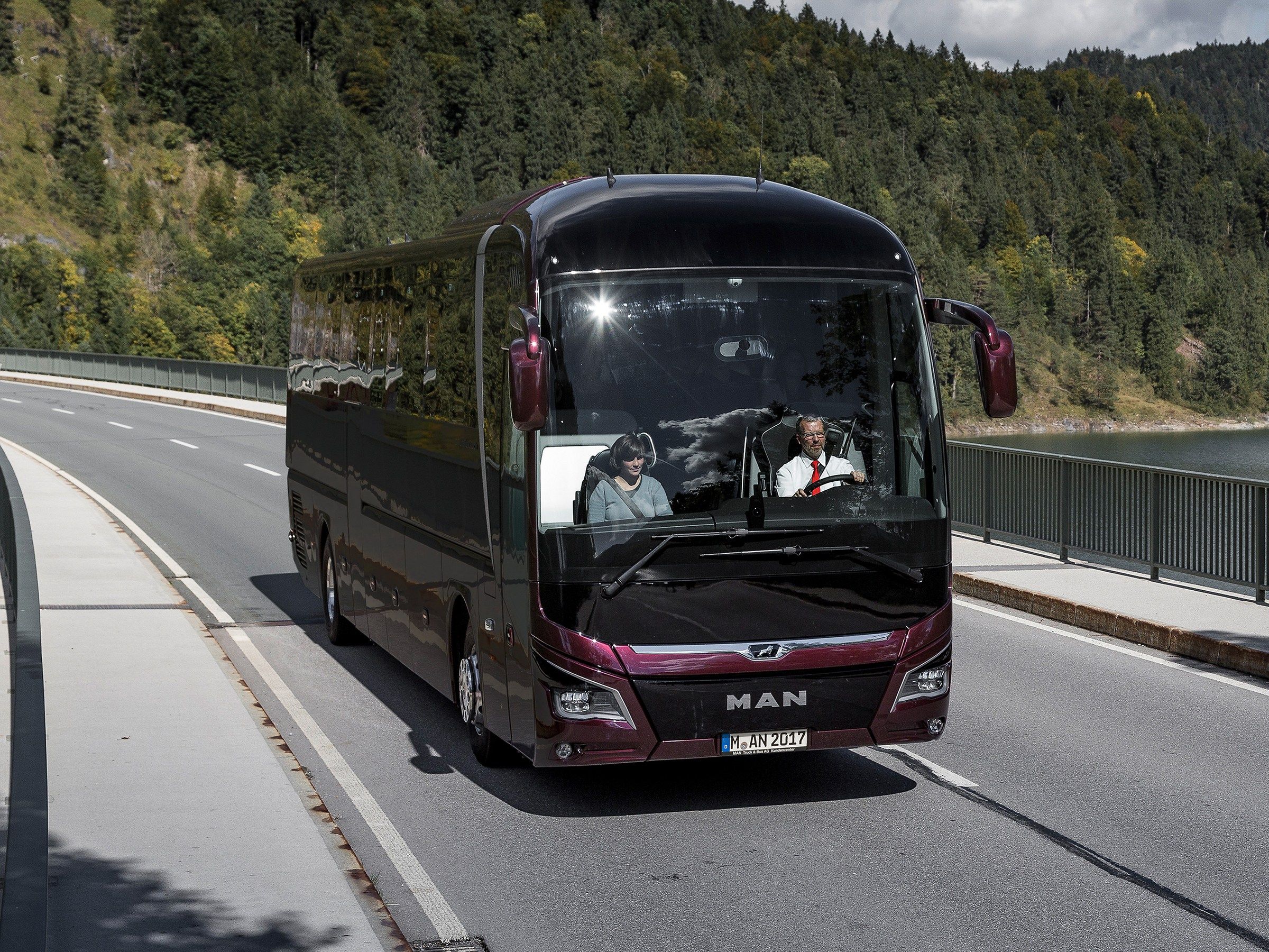 man-bus-lions-coach-mountains-bild-4-3_width_2400_height_1800.jpg