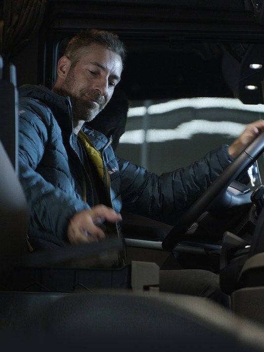 man-lkw-tgx-individual-lion-comfort-package-galerie-3-4_width_534_height_712.jpg